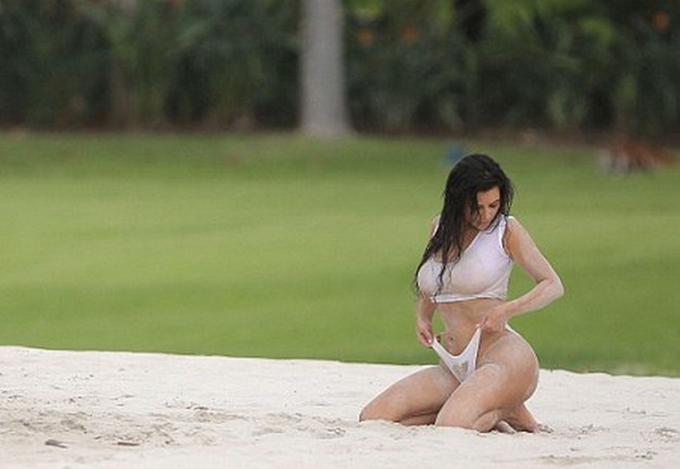 Kim Kardashian bikini picture 