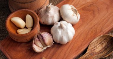 How to treat skin conditions with Garlic