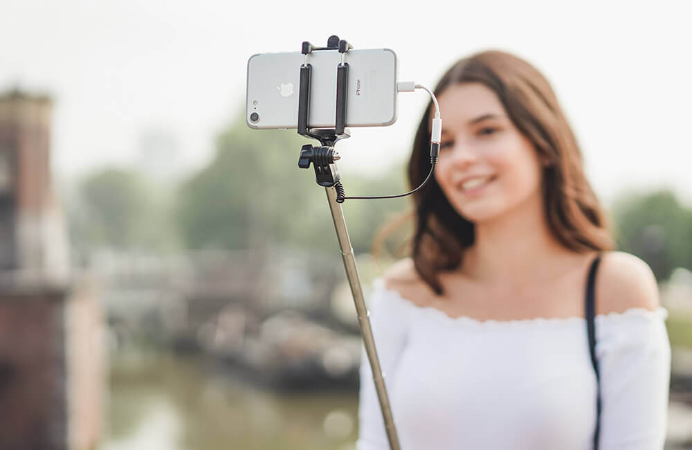 Best Selfie Sticks For Smart Phones 2019