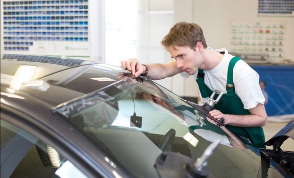 Getting Windshield Repair and Replacement for the Money