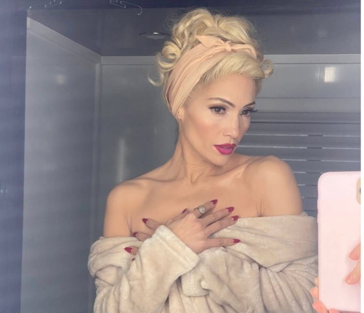 Jennifer Lopez Reveals Blonde Selfies from the Set of “Kiss of the Spider Woman