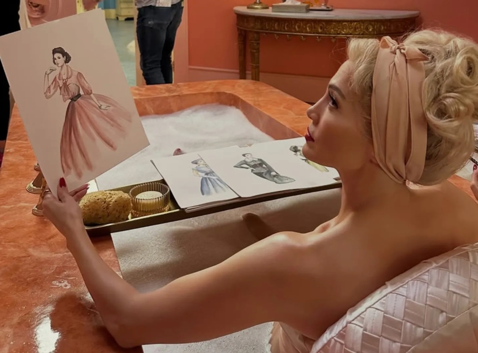 Jennifer Lopez Reveals Blonde Selfies from the Set of “Kiss of the Spider Woman